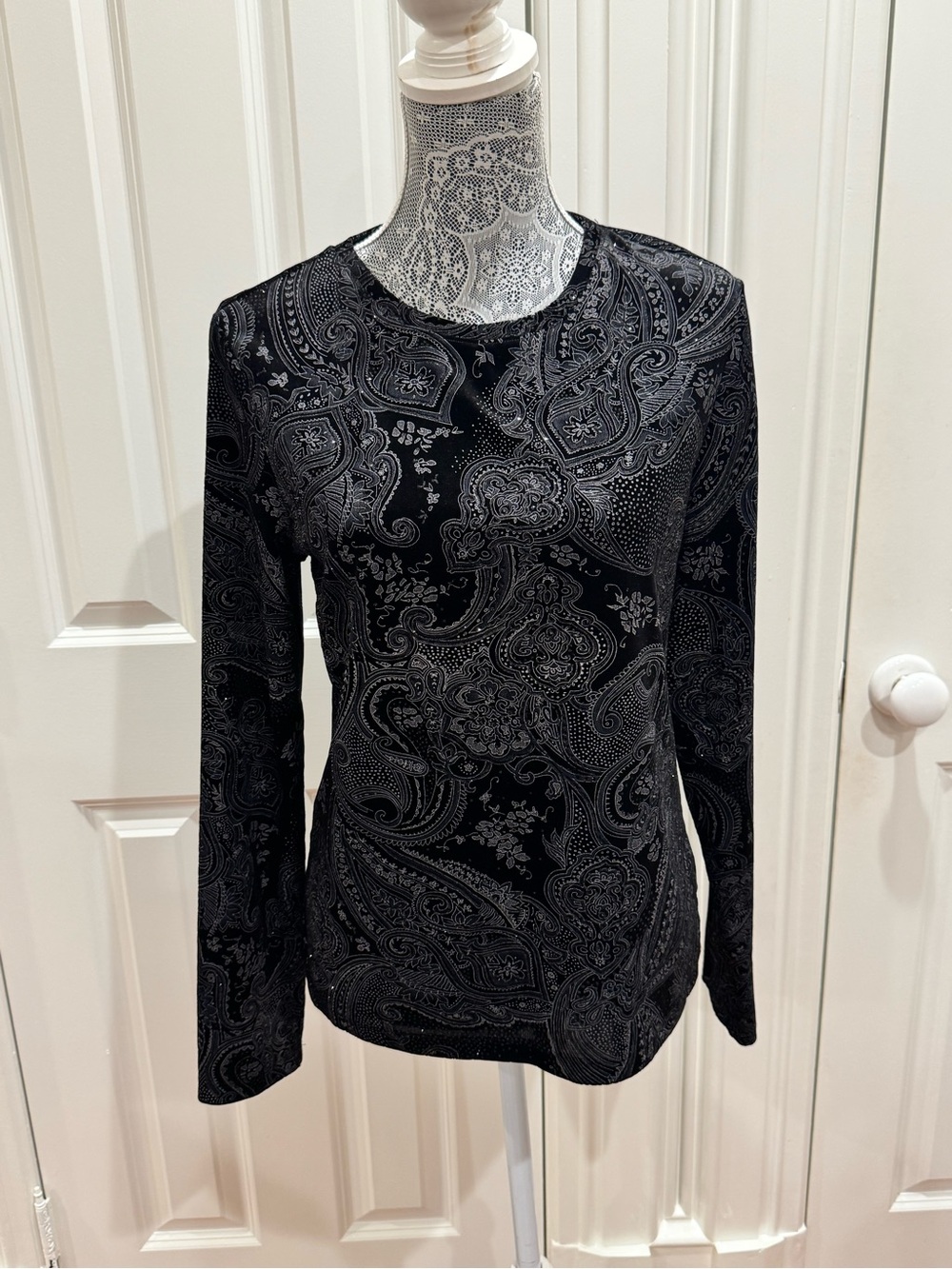 White Stag Black Paisley Long-Sleeve Crewneck Top w/ Sparkle Embellishments Sz M